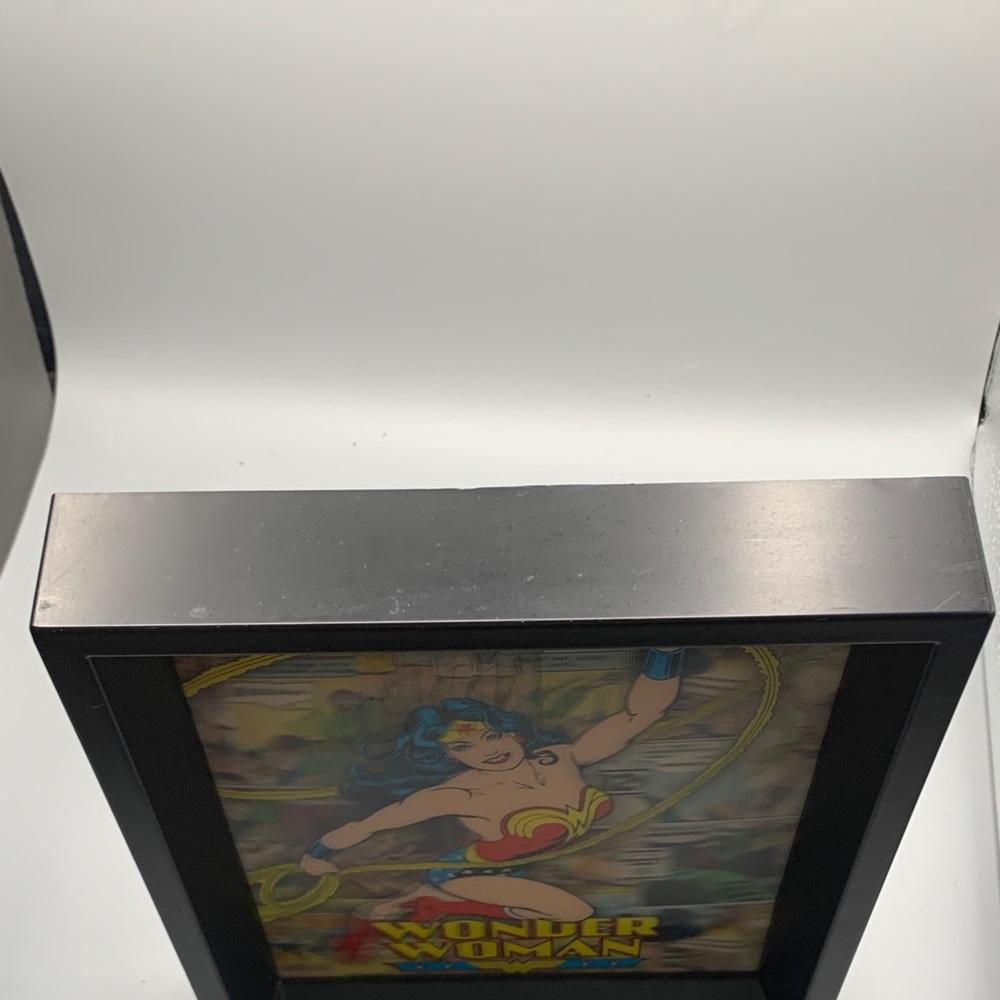 PYRAMID AMERICA | 9X12 HOLOGRAPHIC VTG WONDER WOMAN FRAMED ART | 3D - Picture 8 of 14